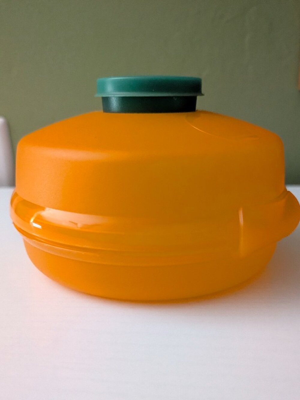 NWOT Tupperware bagel keeper/round sandwich keeper